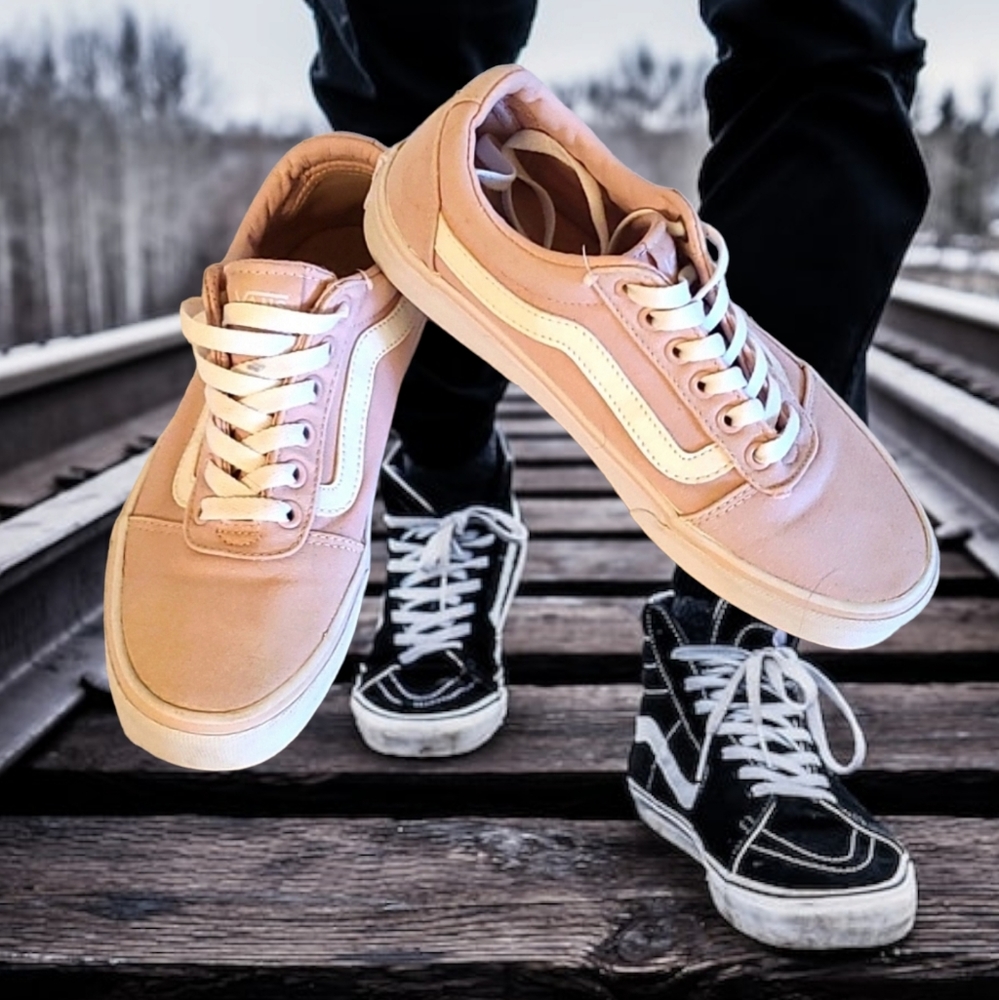 VANS Classics NWOT light pink with white stripe